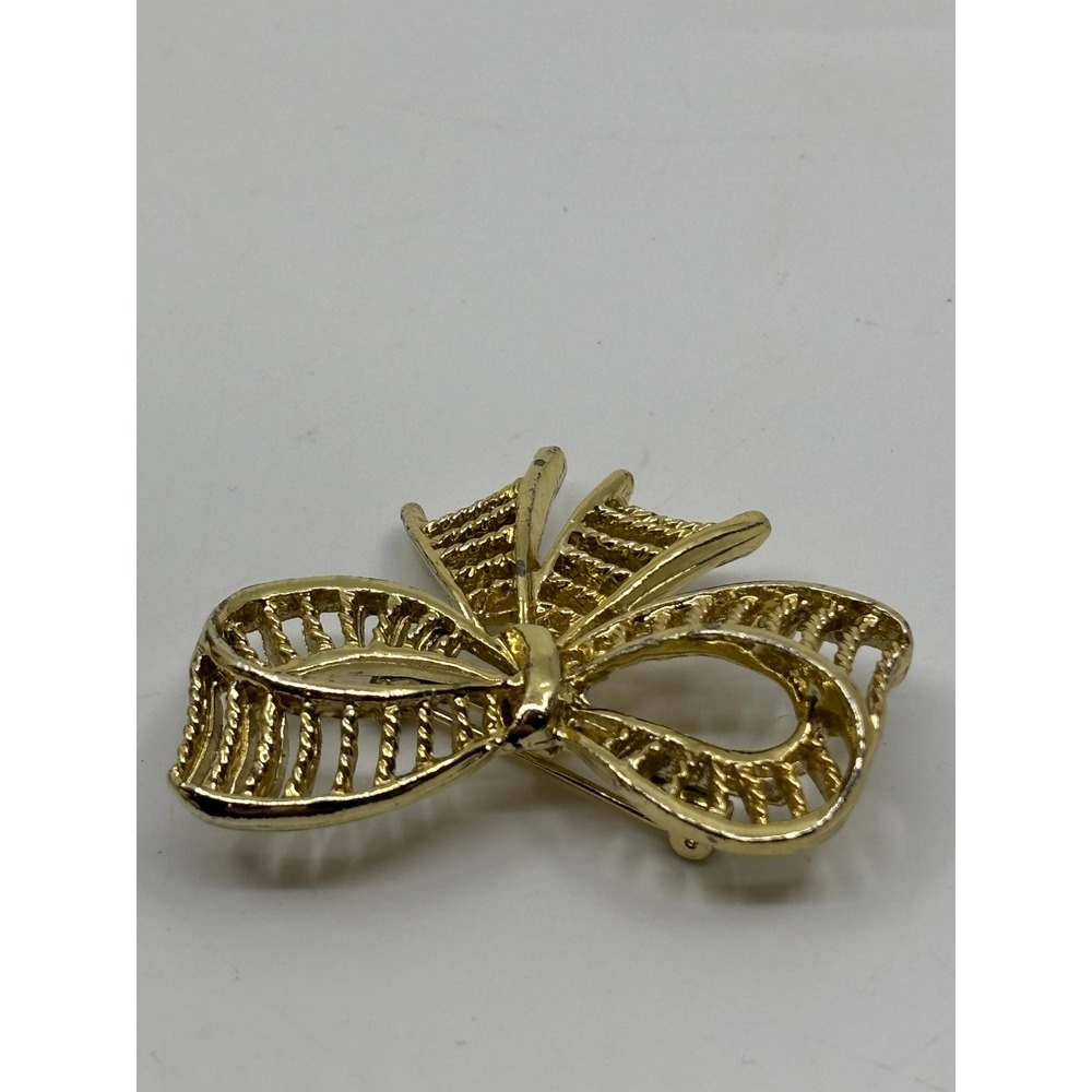 Vintage Gold Tone Bow Brooch Textured Openwork Cage Design Pin Accessory - Picture 3 of 9